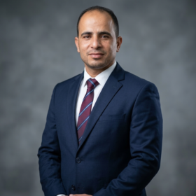 صورة شخصية رسمية للمهندس سيد مكاوي، أحد المؤسسين لشركة "وايت روك"، تبرز الرؤية المهنية والقيادية وراء نجاح العلامة التجارية.